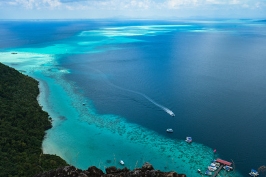仙本那海面上的快艇