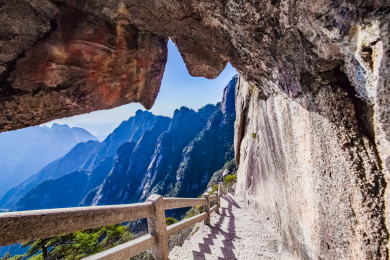 安徽省黄山市黄山风景区步行栈道建筑景观
