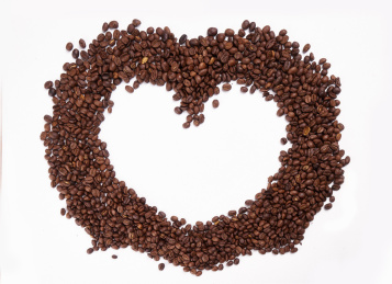一堆咖啡豆摆成镂空的爱心形状
