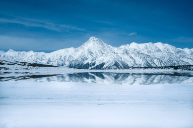 雪山湖泊