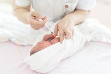 刚出生中国籍婴儿打疫苗