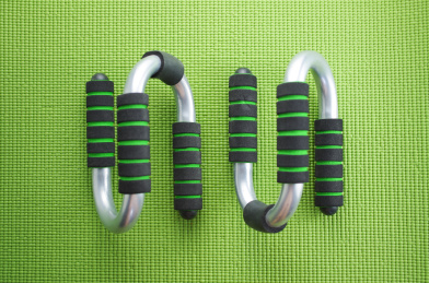 绿色瑜伽垫上的俯卧撑支架