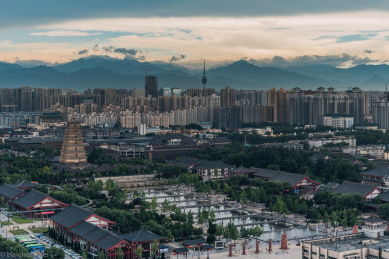 暴雨后的西安大雁塔