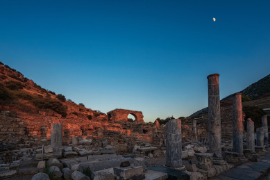 傍晚日落夕阳下的土耳其以弗所古城古遗址建筑晚霞