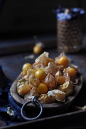 一盘装在木托盘里的水果