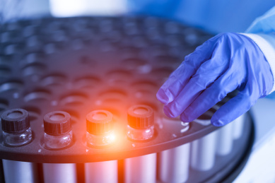 科学家在实验室内做实验