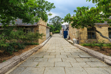 刘公岛东村 石头房子 石板路 蓝天 海滨村落