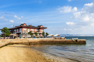 刘公岛景区码头 蓝天白云大海仿古建筑