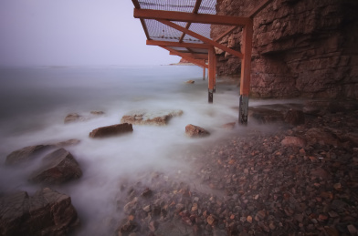 山东省烟台市长岛县北长山岛九丈崖景区的海岸悬崖和金属材质的落石防护网