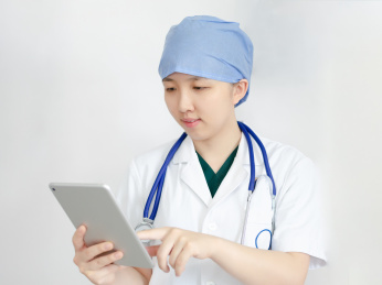 白色背景的青年医生问病人病史加查询资料