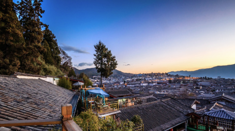 中国云南丽江大研古城日出全景