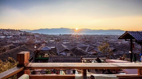 中国云南丽江大研古城日出全景