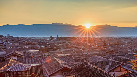 中国云南丽江大研古城日出全景