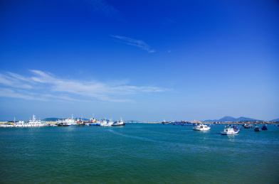 中国山东烟台长岛县南长山岛外海面的渔船和游