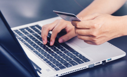 手拿信用卡使用笔记本电脑 网络购物