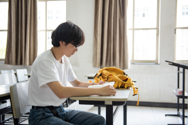 亚洲大学生在教室学习考试教育