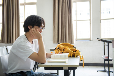 亚洲大学生在教室学习考试教育