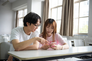 亚洲大学生在教室学习考试教育