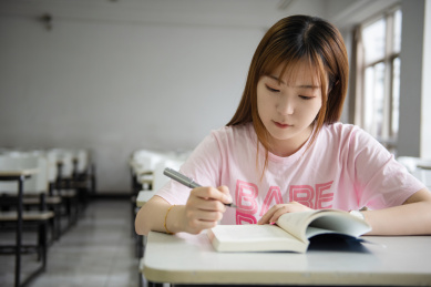 亚洲大学生在教室学习考试教育