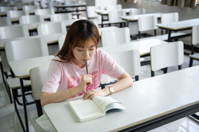 亚洲大学生在教室学习考试教育