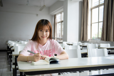 亚洲大学生在教室学习考试教育