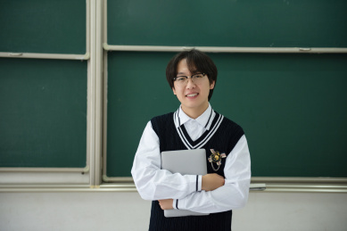亚洲大学生在教室学习考试教育