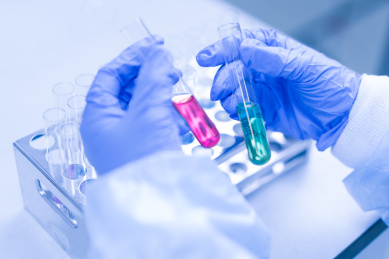 科学家在生物安全实验室内做实验