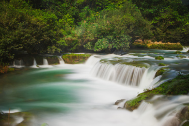 贵州省黔南布依族苗族自治州荔波县小七孔景区自然风光，68级跌水瀑布