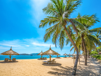 东南亚越南芽庄热带滨海度假胜地风光