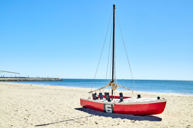 海边沙滩上的帆船