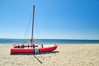 海边沙滩上的帆船