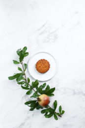 广式蛋黄莲蓉月饼和石榴果实