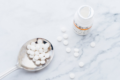 勺子里的维生素片