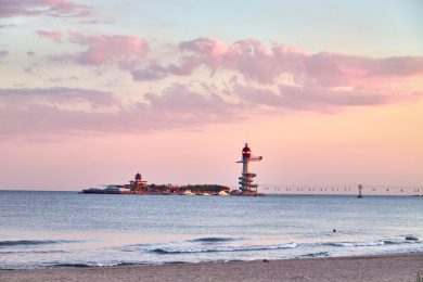 河北秦皇岛北戴河戴河庭院的海边景色