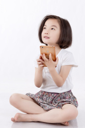 小女生做手机在线作业