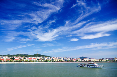 山东烟台长岛县海岸线和游轮