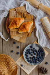 早餐 牛角包 蓝莓