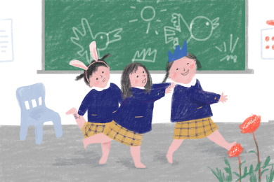 教室里 黑板前 排队玩耍的小女孩