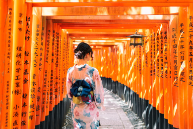 千本鸟居中穿浴衣的亚洲女性背影