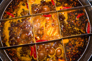 辛辣的九宫格火锅