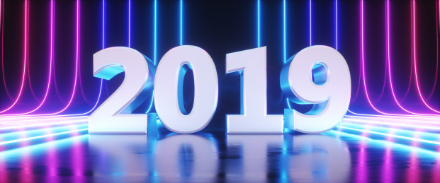  新年快乐2019年3D渲染图，未来派科幻抽象蓝色和紫色霓虹灯形状在黑色背景和反光混凝土与空的空间