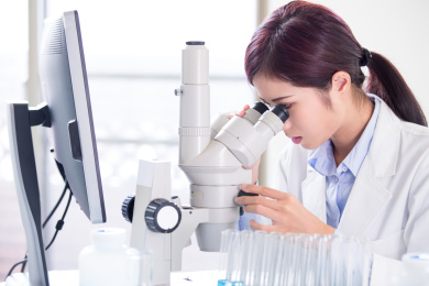 女科学家用显微镜
