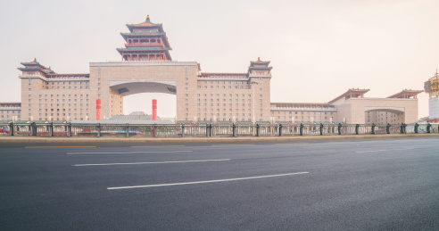 空旷的高速公路和北京复古建筑风光天际线