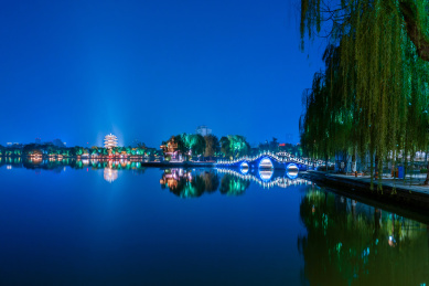 美丽的大明湖夜景