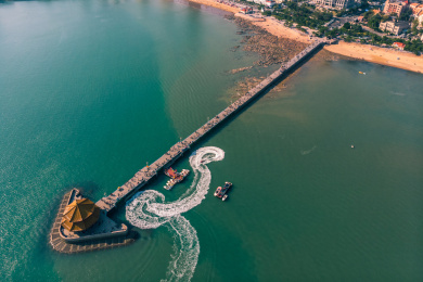 航拍下的青岛栈桥和回澜阁