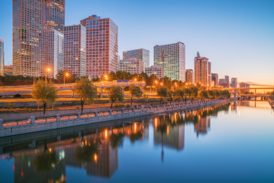 中国北京通惠河边建外CBD的现代建筑群天际线