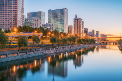 中国北京通惠河边建外CBD的现代建筑群天际线