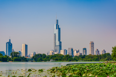 南京玄武湖与城市建筑风光
