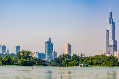 南京玄武湖与城市建筑风光