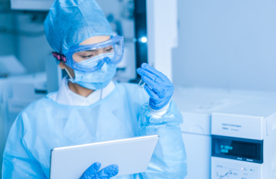 科学家在实验室中分析样本数据